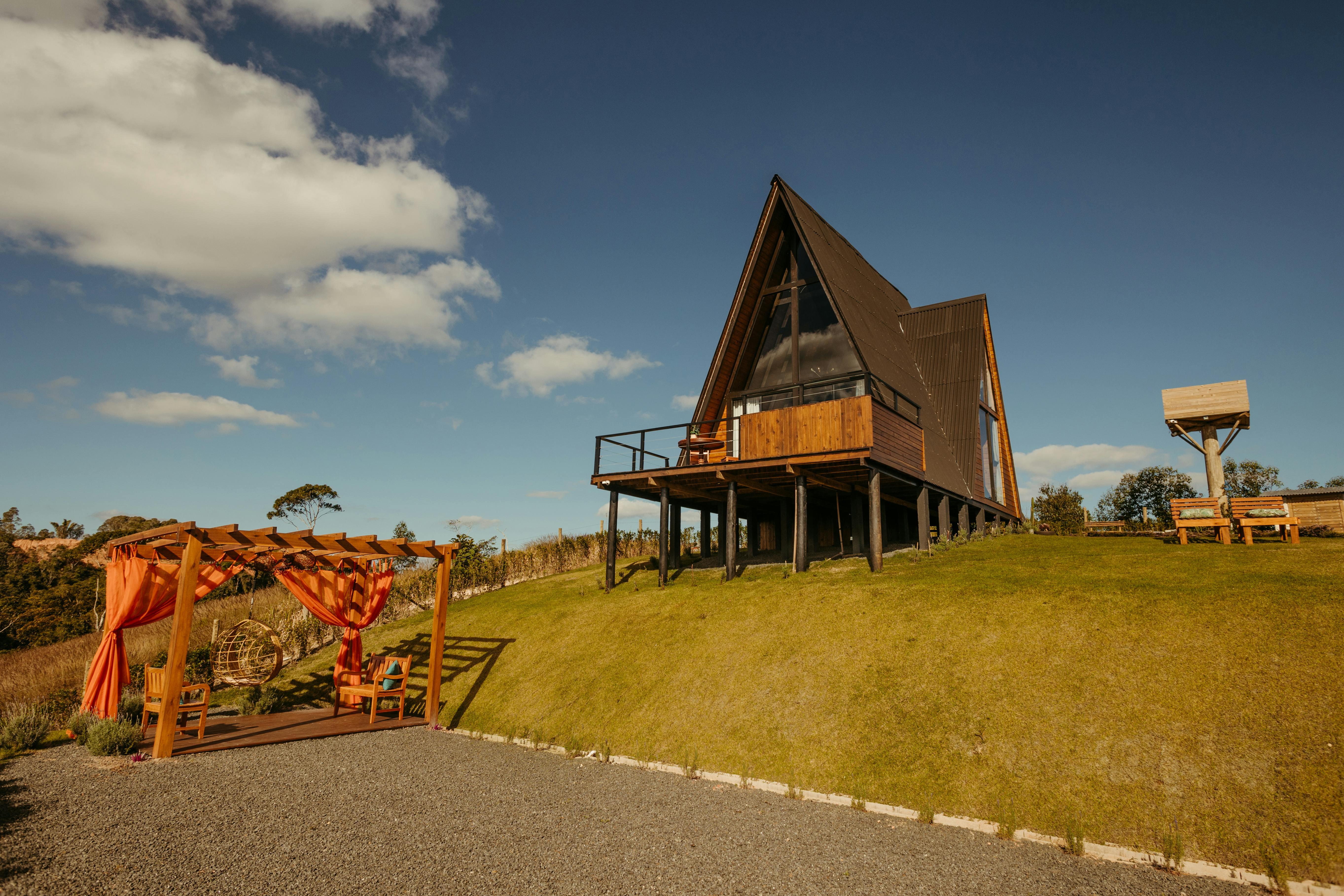Cabana A-frame luminată seara